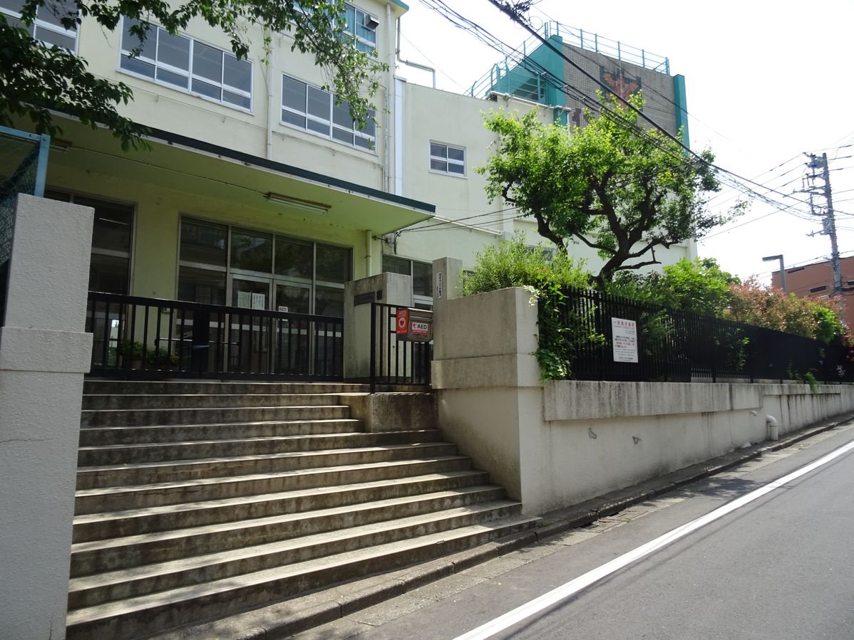 【渋谷区大山町のマンションの中学校】