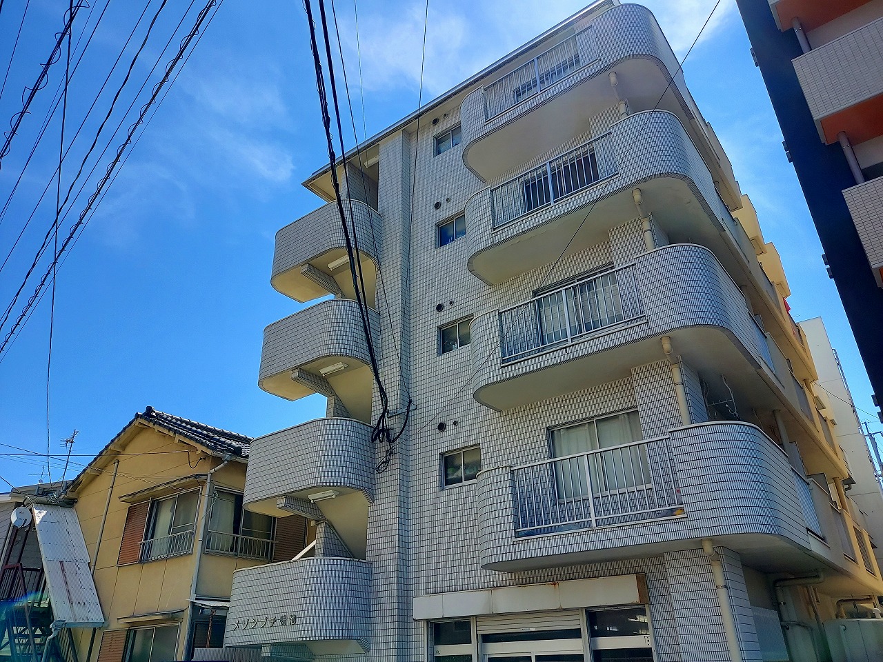 【鹿児島市鴨池のマンションの建物外観】