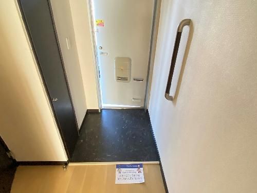 【朝霞市本町のアパートの玄関】