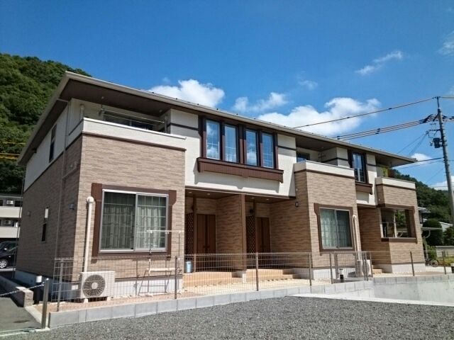 【岡山市北区御津野々口のアパートの建物外観】