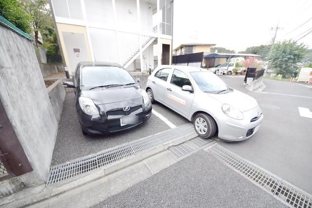 【八王子市東中野のマンションの駐車場】