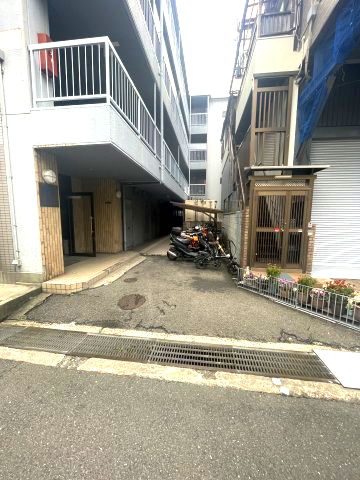 【プレアール蔀屋本町の駐車場】