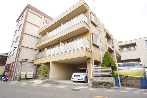 【吹田市円山町のマンションの建物外観】