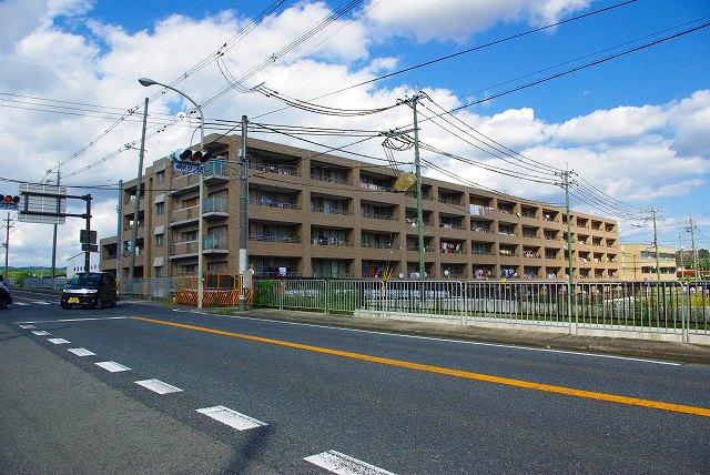 木津川市木津のマンションの建物外観