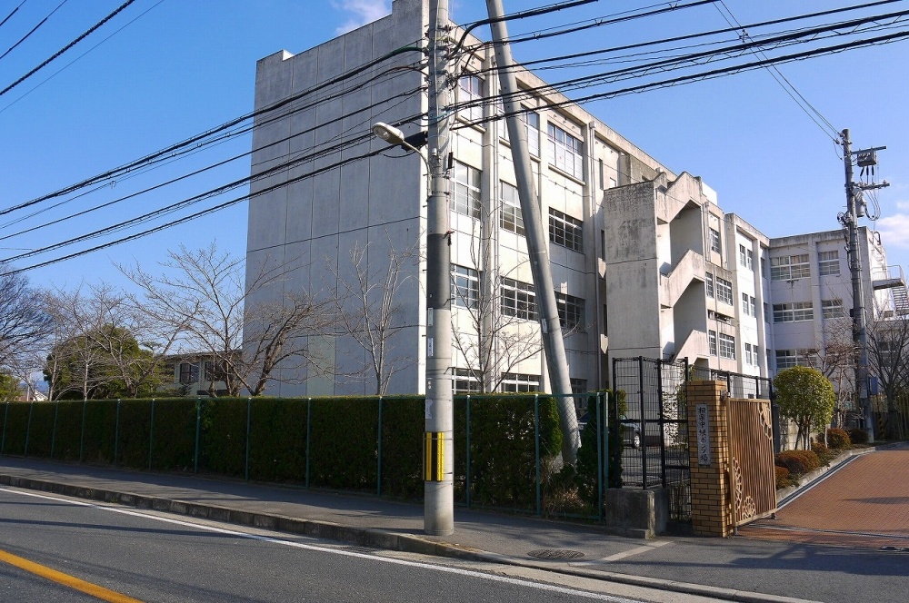 【木津川市木津のマンションの中学校】