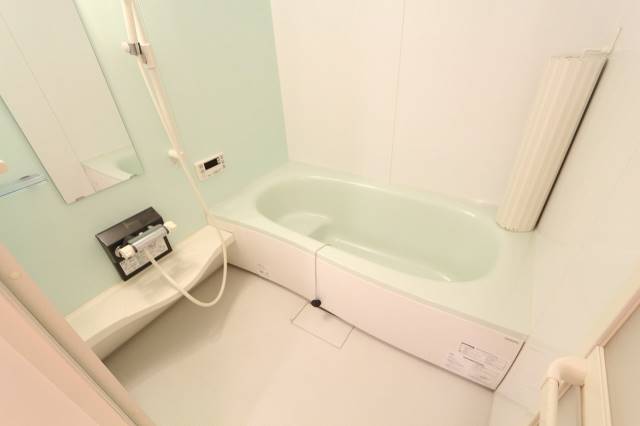 バス・シャワールーム　ツートンカラーの１坪風呂