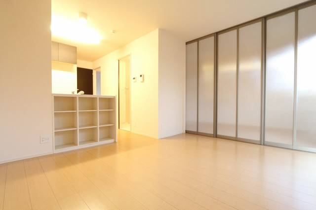 居室・リビング　オープンタイプの明るいリビングルーム