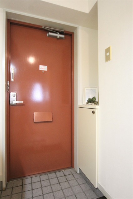 玄関　モデルルームにつき家具等は撤去となります。