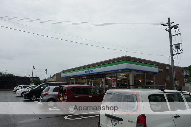 コンビニ　ファミリーマート（コンビニ）まで486m