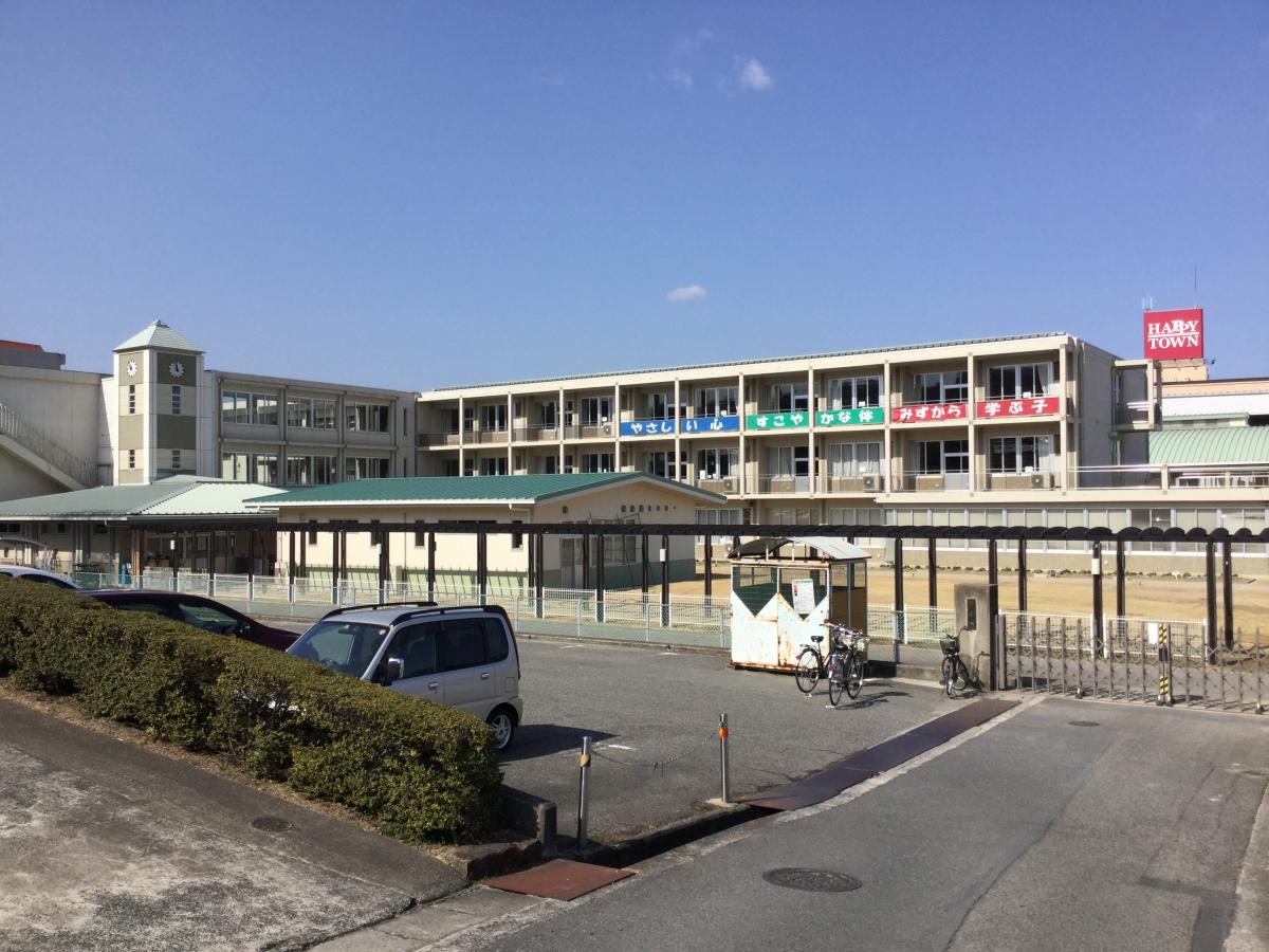 小学校　浅口市立六条院小学校（小学校）まで295m