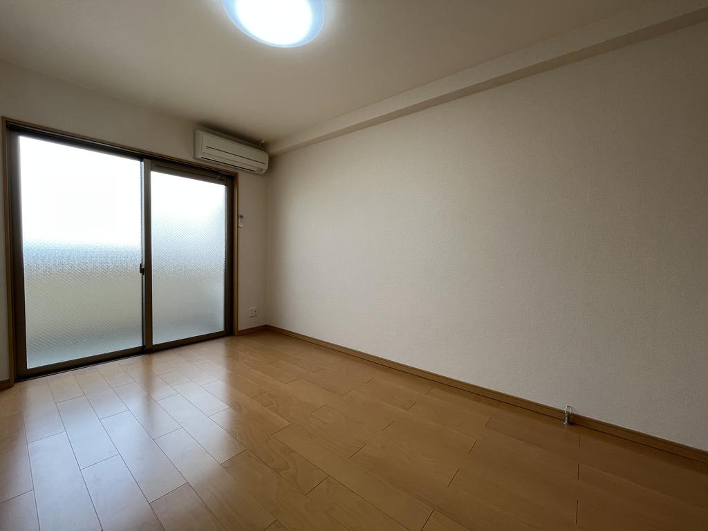 居室・リビング　※同物件・別部屋を使用