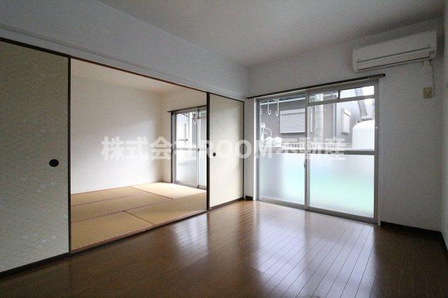 居室・リビング　こちらの居間で趣味の時間をお楽しみください