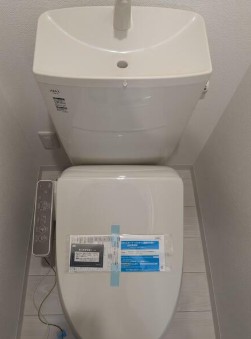 トイレ　別部屋参考写真となります