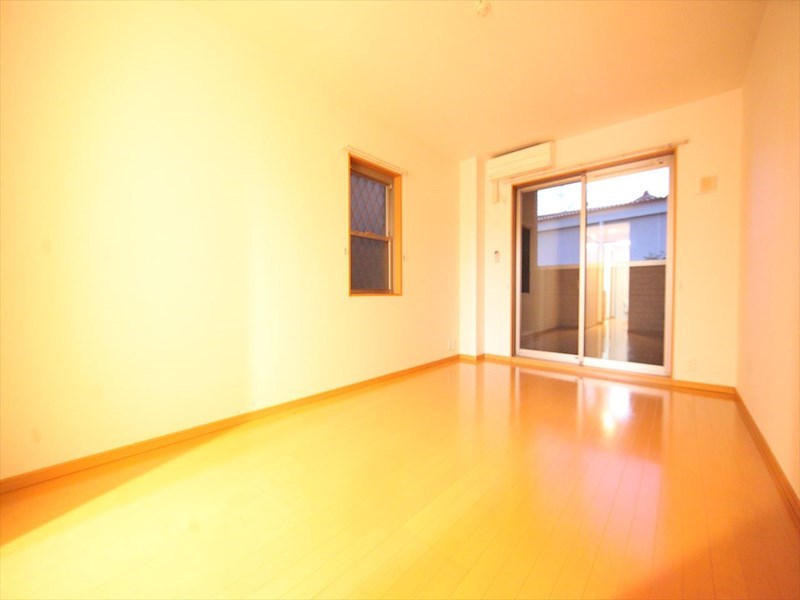 居室・リビング　洋室8.9帖　エアコン完備　南面バルコニー