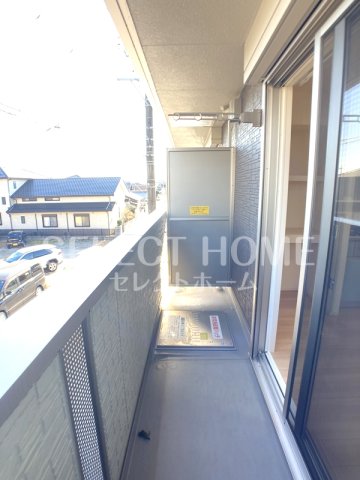 バルコニー　同型タイプ陽当たり良好なバルコニーです