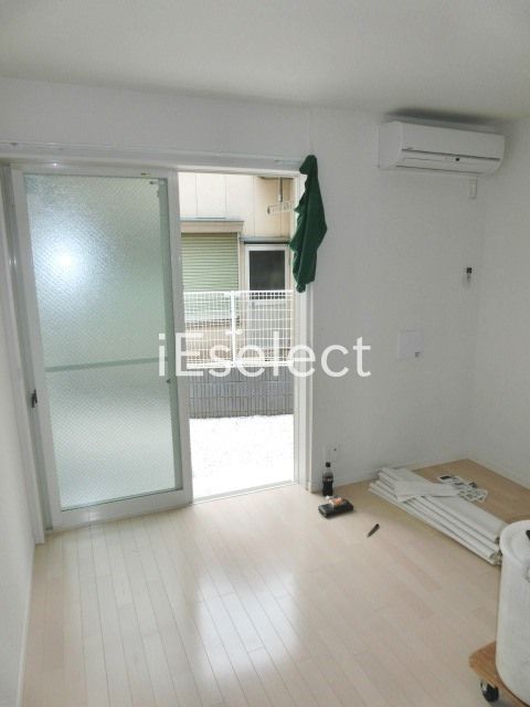 居室・リビング　フローリング張りの明るい洋室です。