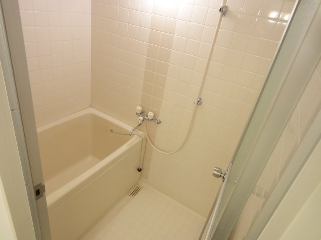 バス・シャワールーム　同物件別号室の写真（反転）です。