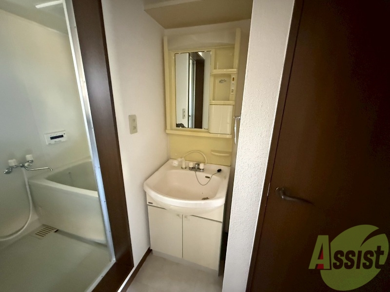 洗面設備　洗面台は独立洗面台です。毎日の身支度が楽しくなりますね。