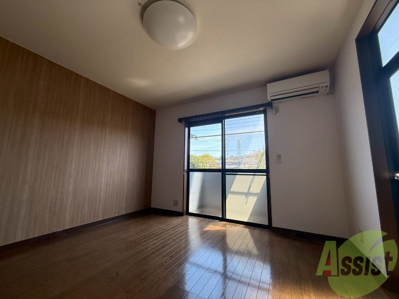 居室・リビング　メインのお部屋は６帖の洋室です。一人暮らしの方に丁度いいです