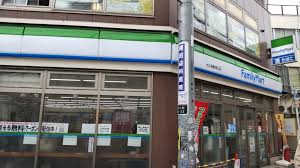 コンビニ　ファミリーマート大久保駅南口店（コンビニ）まで214m