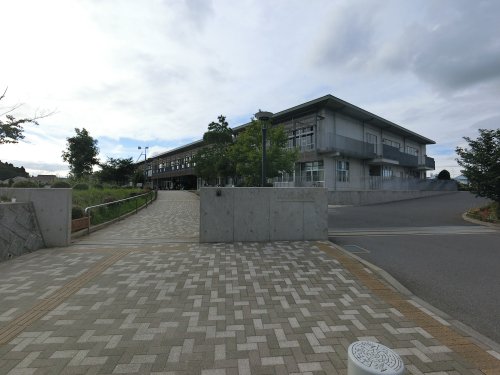 小学校　成田市立美郷台小学校（小学校）まで296m