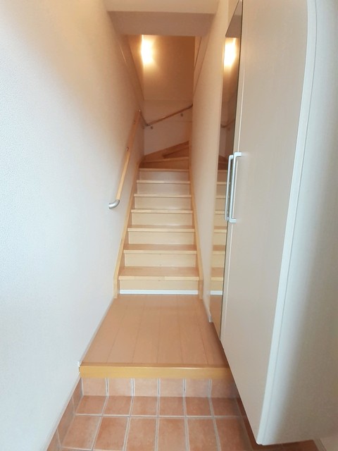 ＪＲ山陽本線 福山駅 バス乗車時間：23分 最寄りバス停で下車 徒歩9分 2階建 築16年の玄関写真
