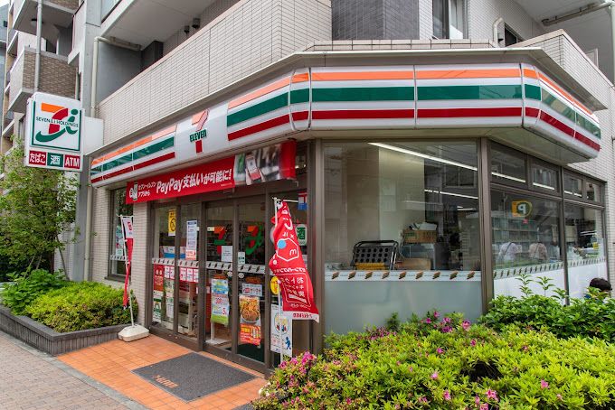 コンビニ　セブンイレブン 文京湯島2丁目店（コンビニ）まで121m