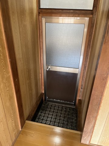 玄関　外からの光も入り明るい玄関です♪