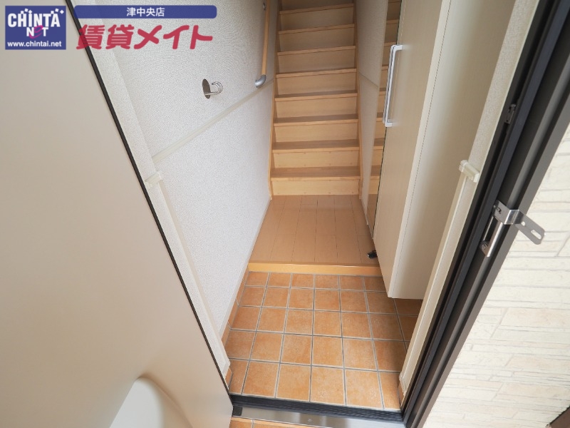玄関　同タイプ部屋写真です。
