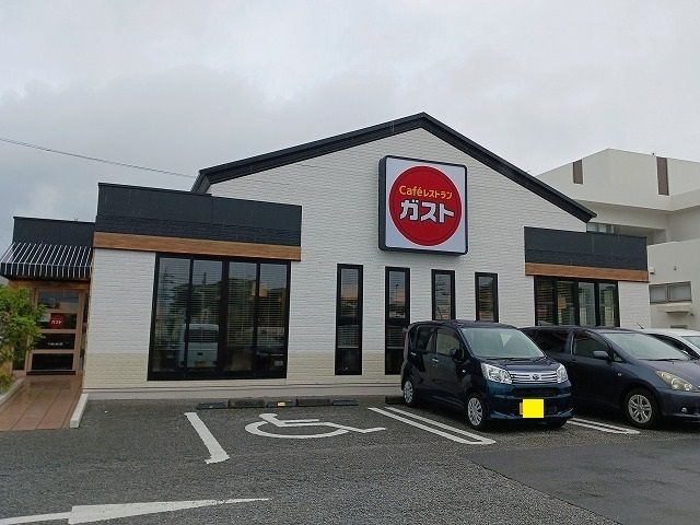 飲食店　ガスト名護店（飲食店）まで650m