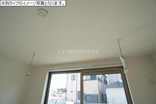 その他設備　雨の日や花粉の時期のお洗濯に欠かせない室内物干付き♪　※現況