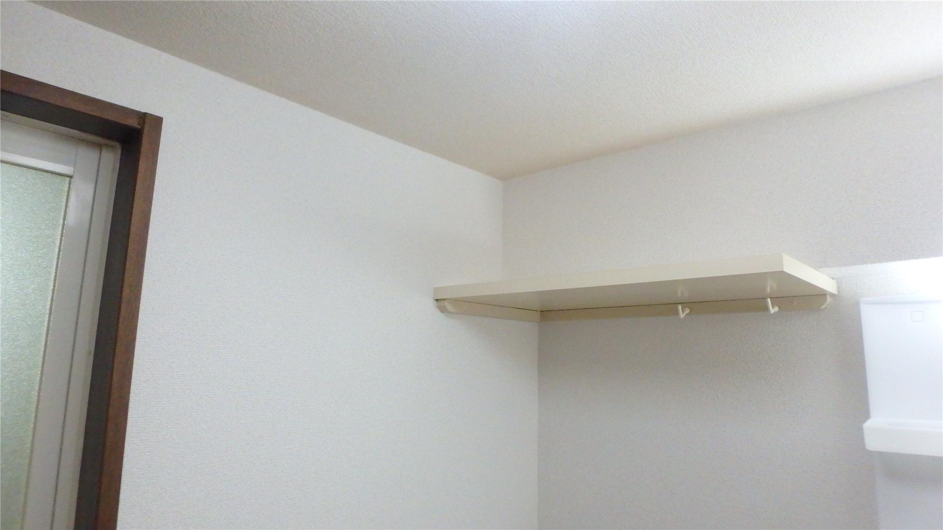 その他設備　洗濯機置場の上部には収納に便利な棚が付いています