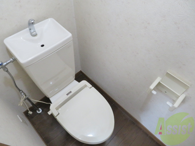 トイレ　白を基調としたトイレは、清潔感がありますね。