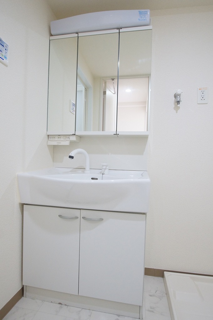 洗面設備　独立洗面化粧台です