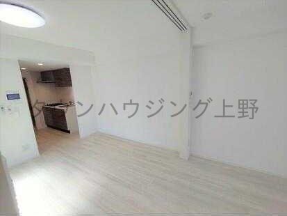 ミリアレジデンス根岸柳通りの居間写真