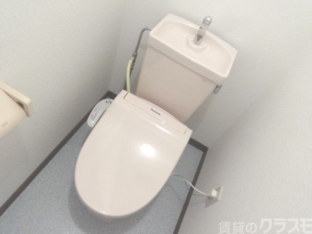 トイレ　冬の強い味方の温水洗浄便座です。