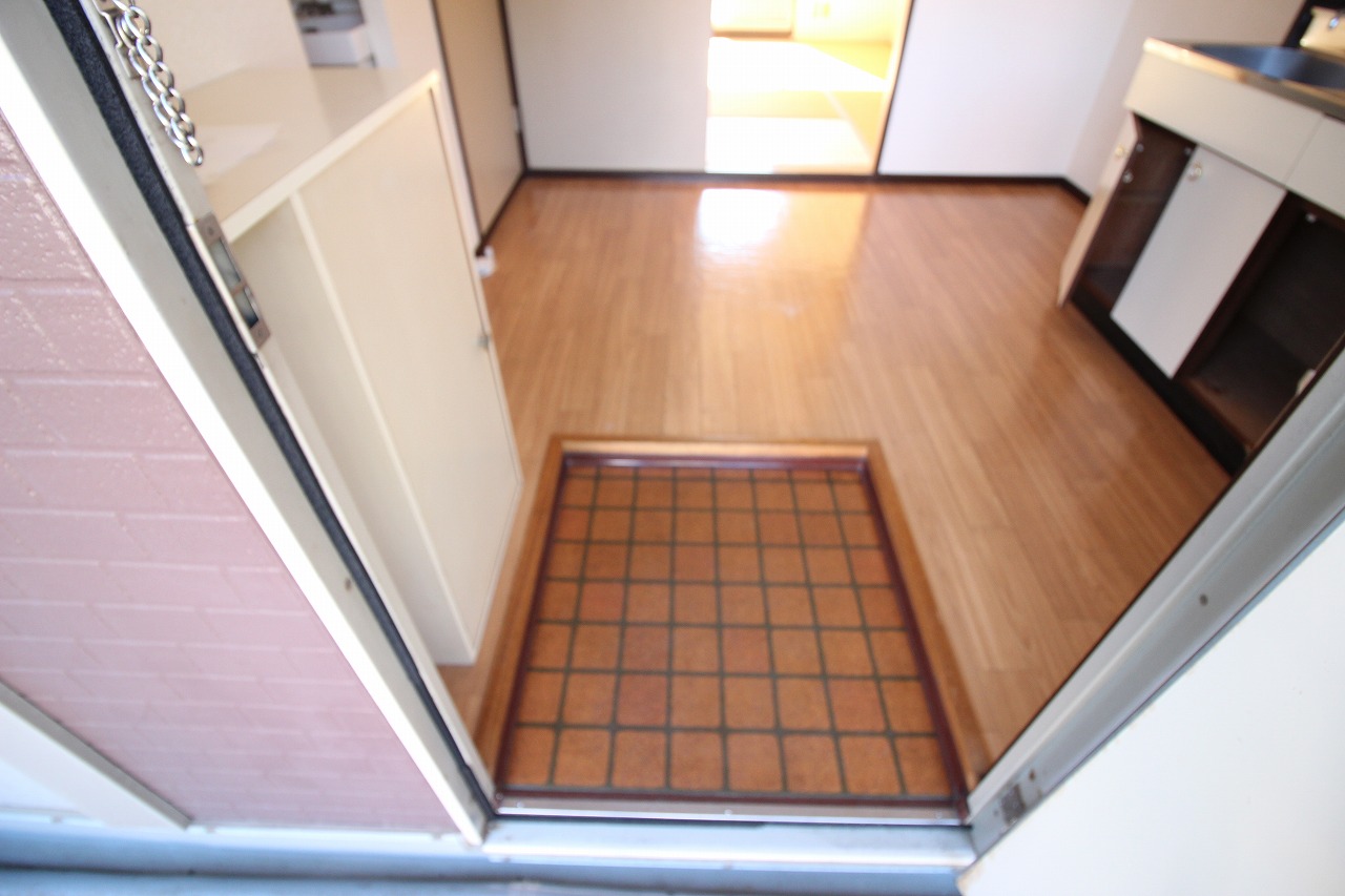 玄関　類似部屋の写真となります
