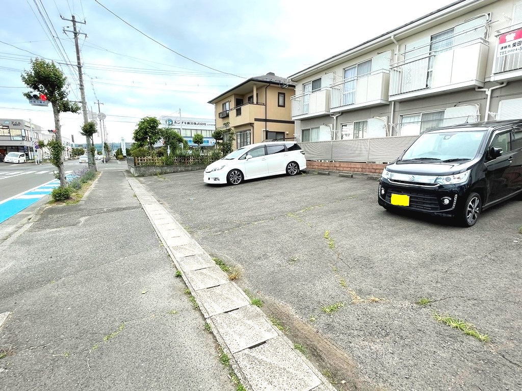 【新南メゾンの駐車場】