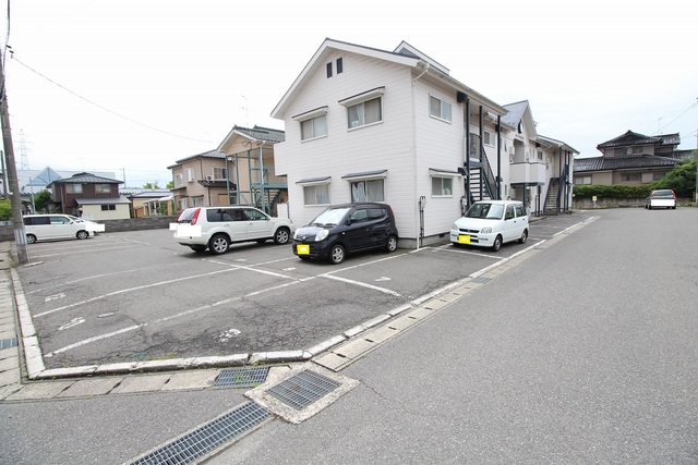 【クロックハウス五月の駐車場】