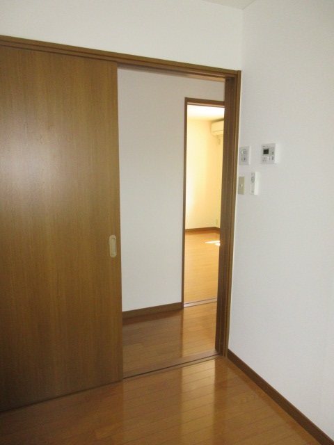その他部屋・スペース　キッチンからリビング方面