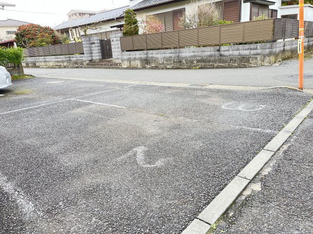 【メゾン八幡町の駐車場】