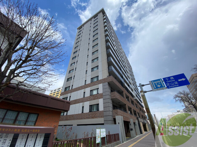 大通り・へップバーン 突き当たりの大通りヘップバーン - Cerca / X