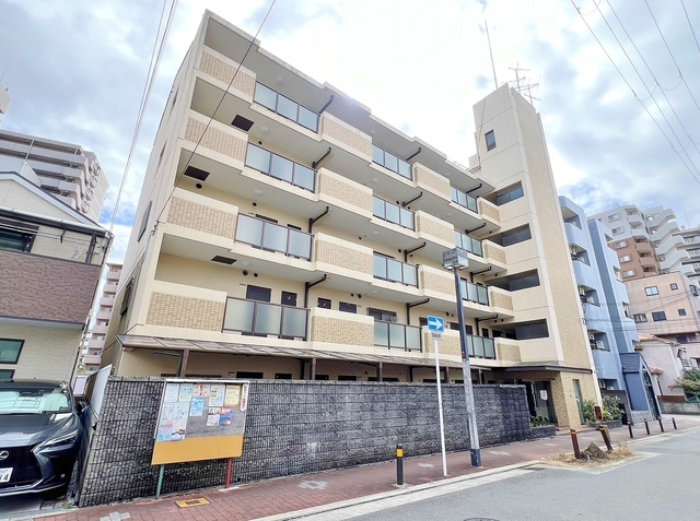 大阪市東淀川区小松のマンションの建物外観
