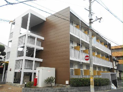 【レオパレスフリーダムの建物外観】