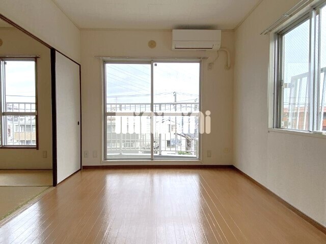 市川カトレアハイツあらいの居間写真