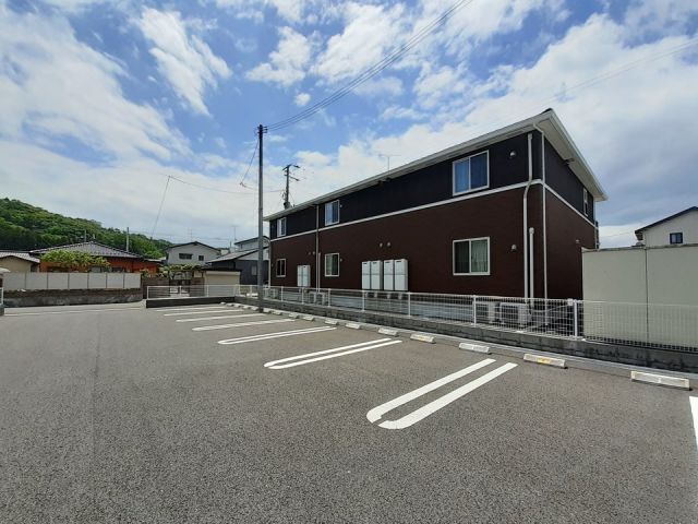 【柴田郡大河原町字広瀬町のアパートの駐車場】