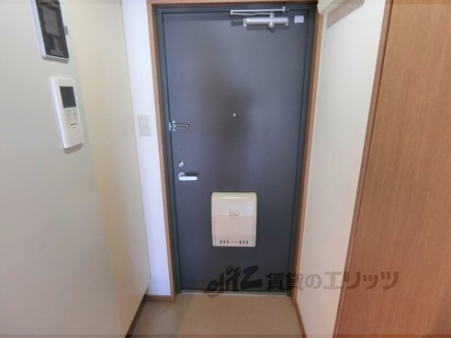 玄関　コンクリートの壁でとてもおしゃれです。