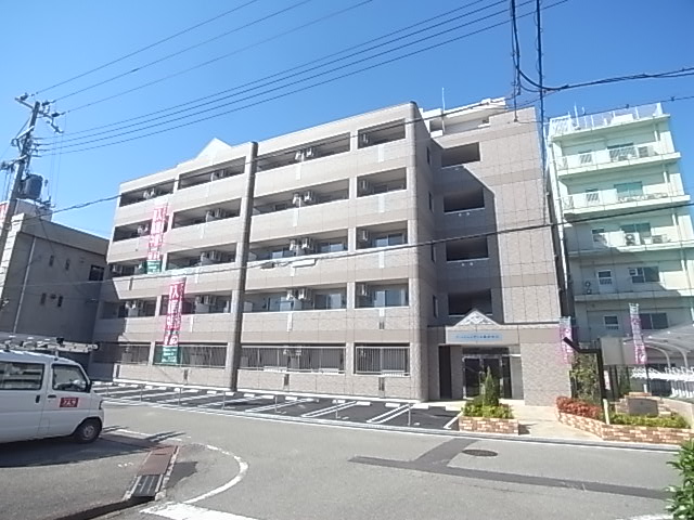 加古川市平岡町新在家のマンションの建物外観