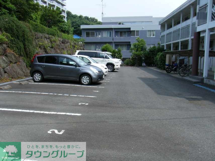 【藤沢市本藤沢のアパートの駐車場】