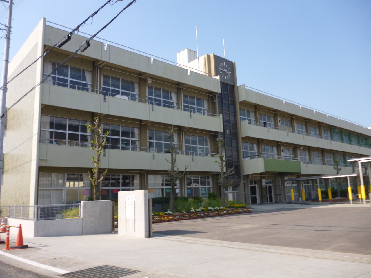 【丸亀市三条町のマンションの小学校】